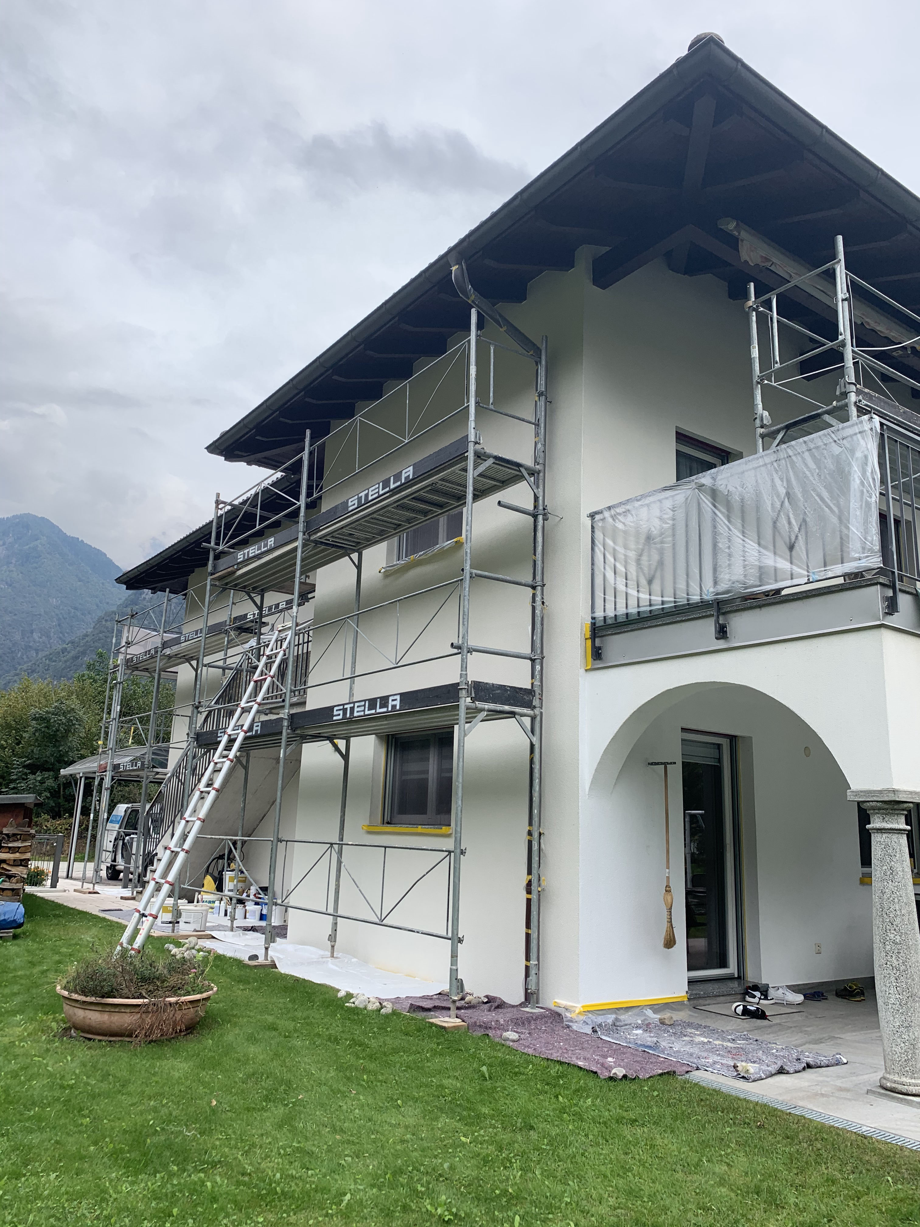 Verniciatura casa esterna a Roveredo