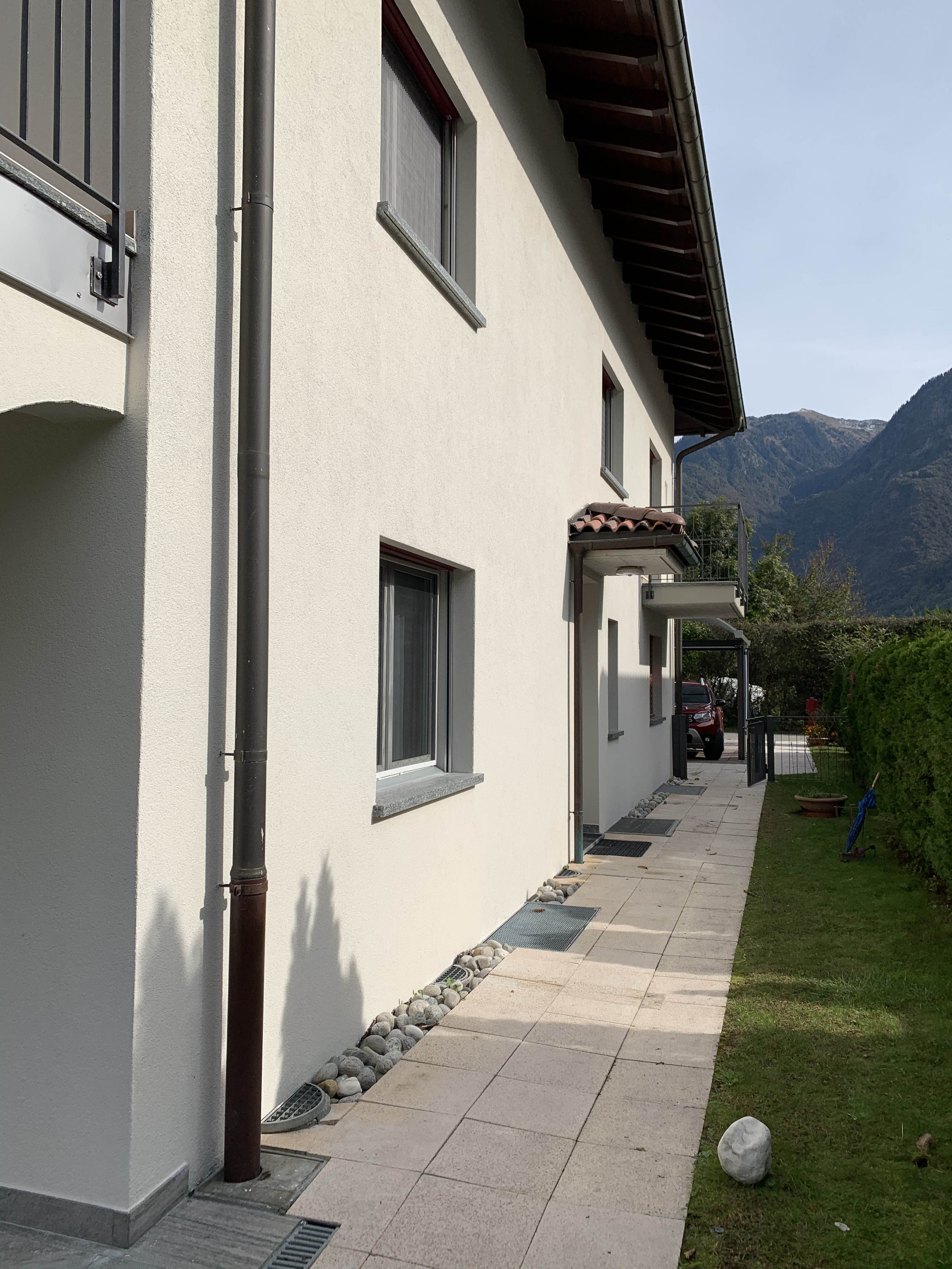 Verniciatura casa esterna a Roveredo