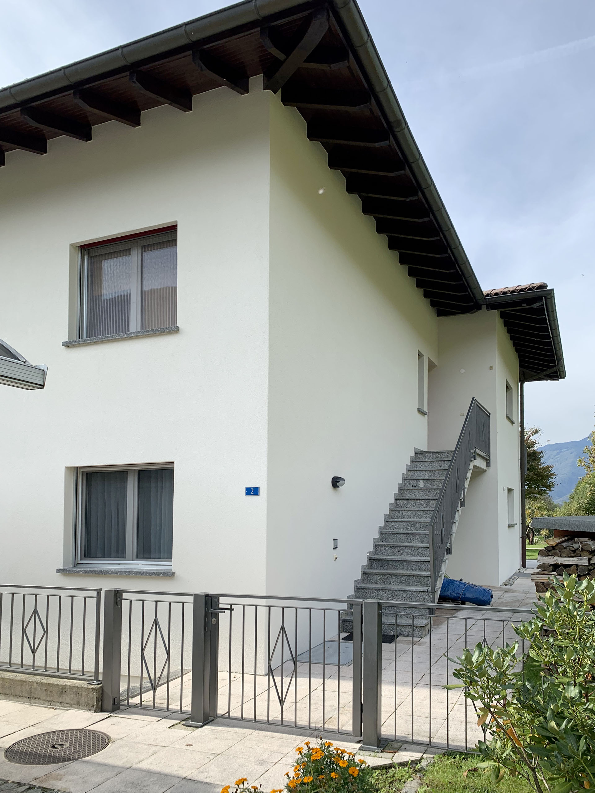 Verniciatura casa esterna a Roveredo