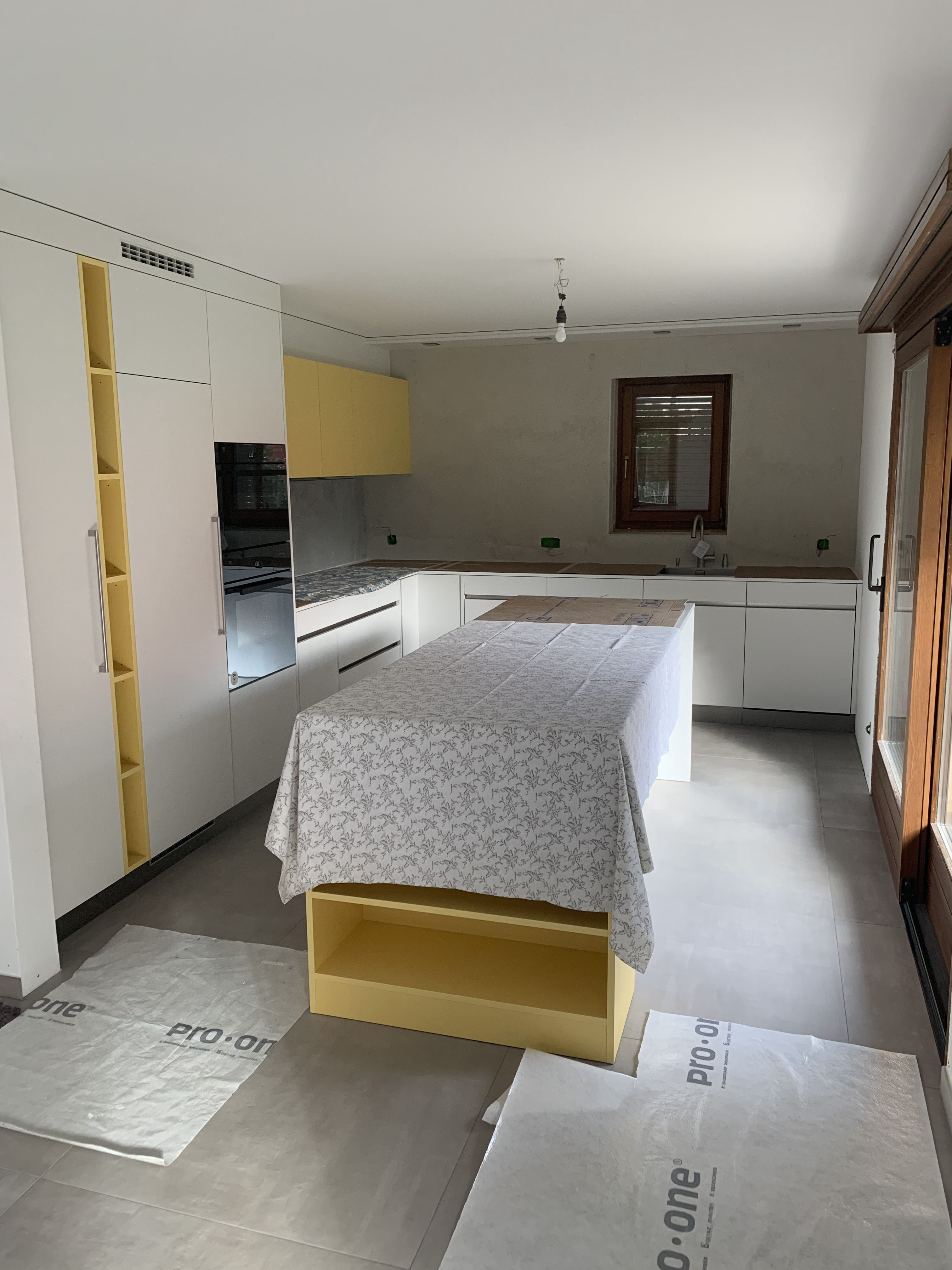 Alzata cucina bicolore con finitura decorativa