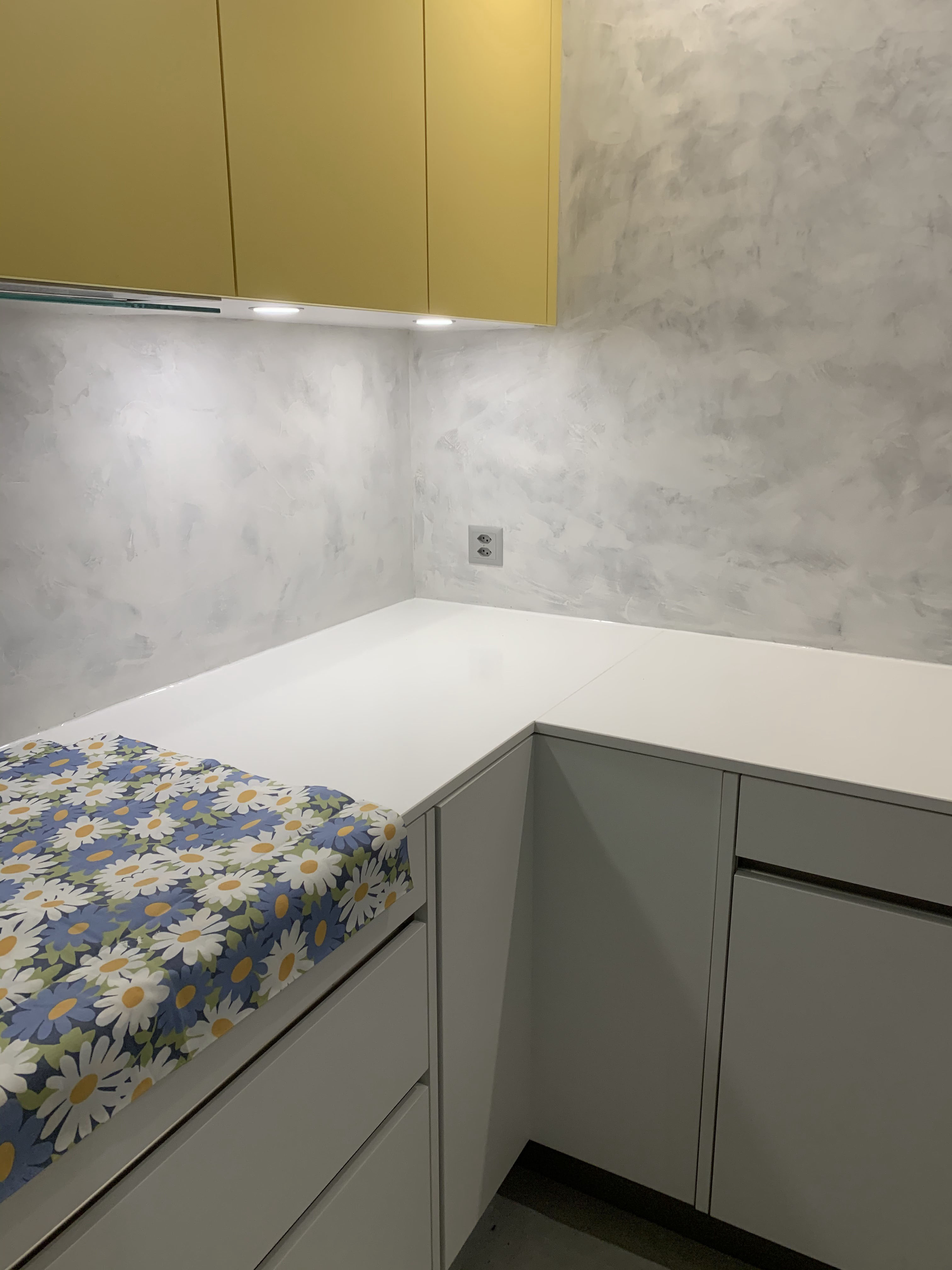 Alzata cucina bicolore con finitura decorativa