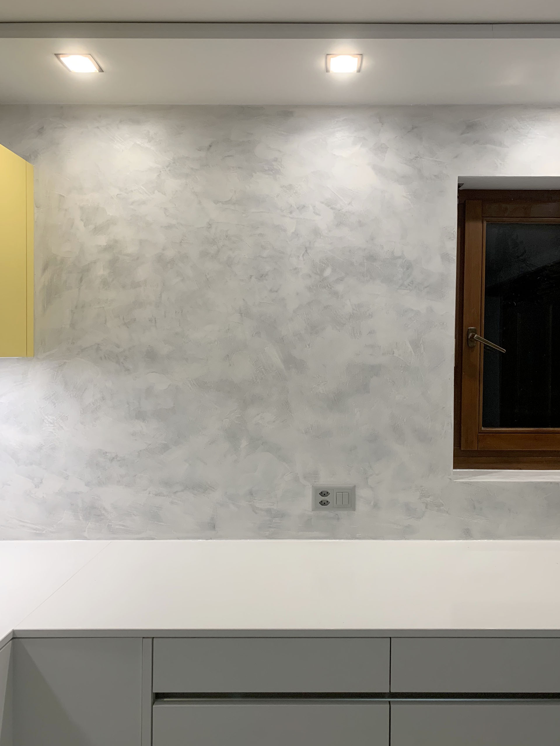 Alzata cucina bicolore con finitura decorativa