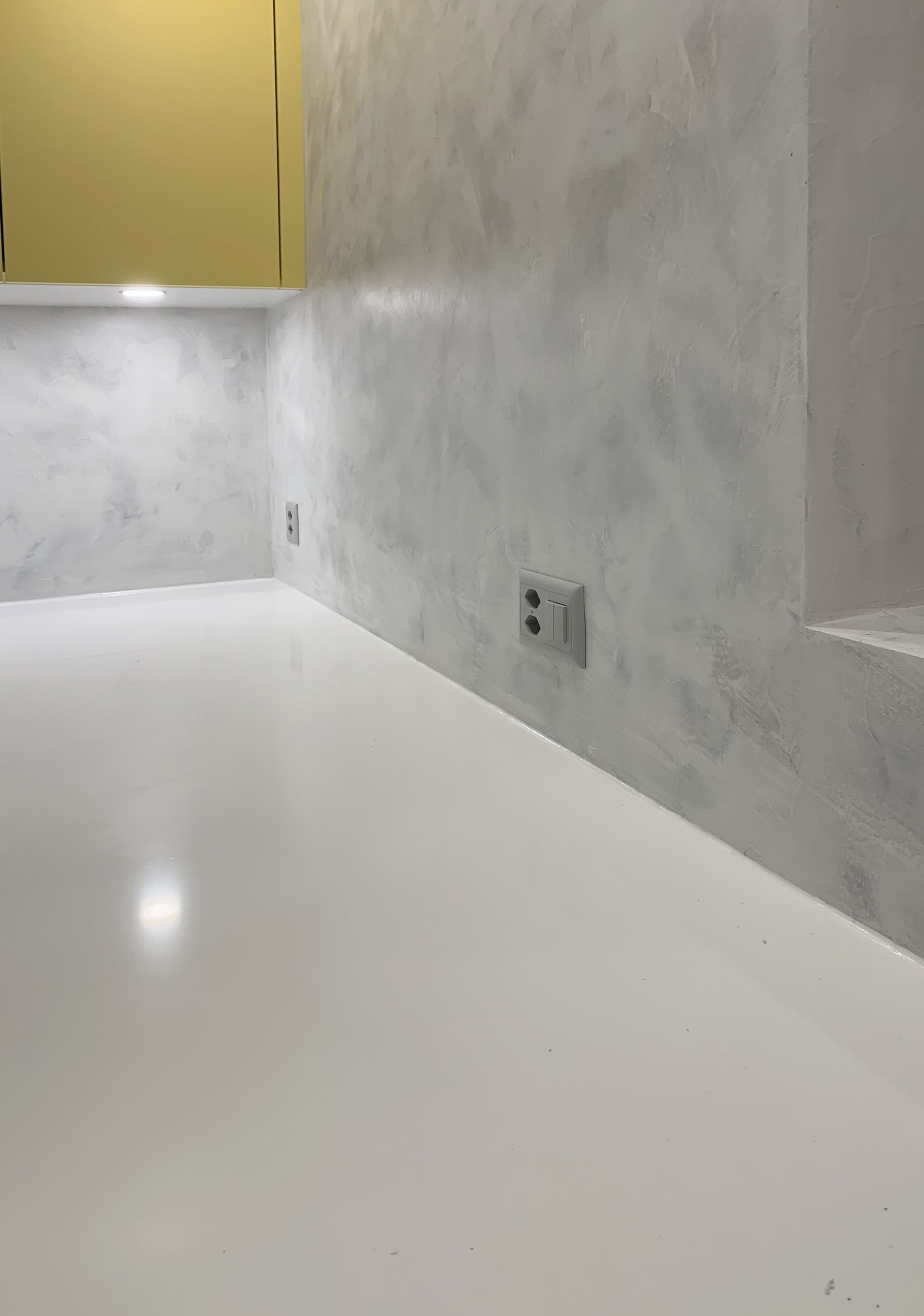 Alzata cucina bicolore con finitura decorativa