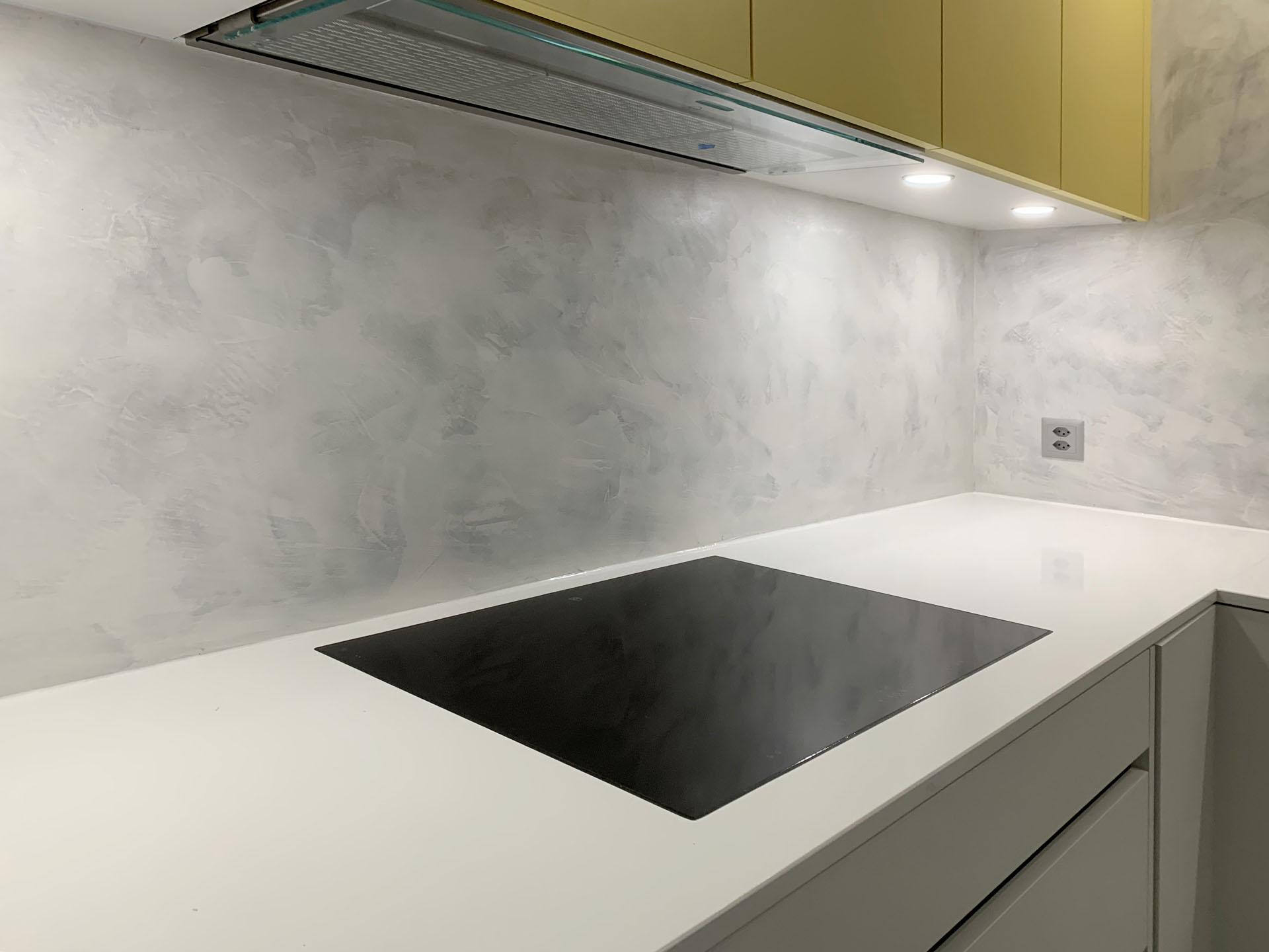 Alzata cucina bicolore con finitura decorativa