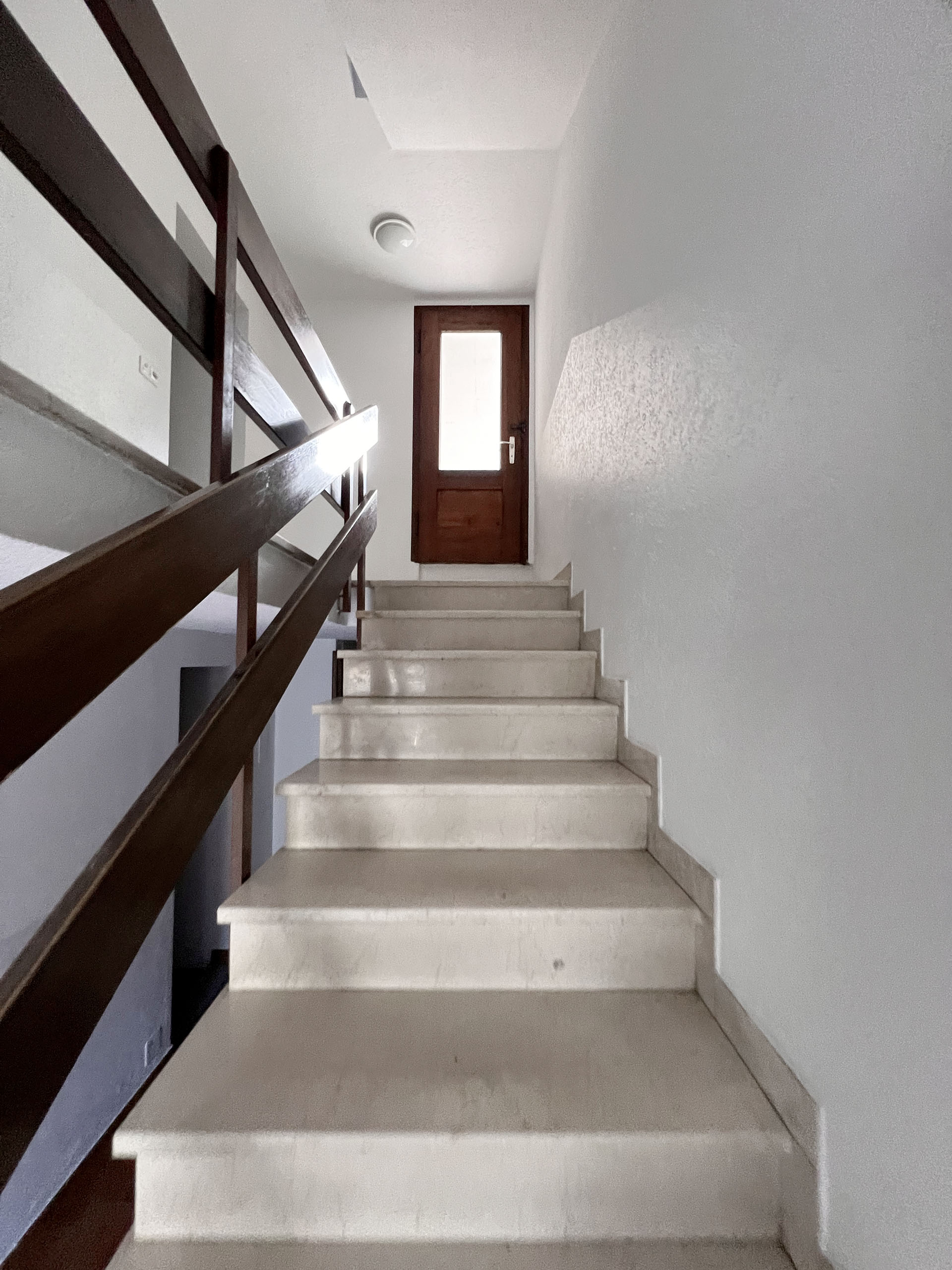 Ripristino superfici scala con pittura lavabile