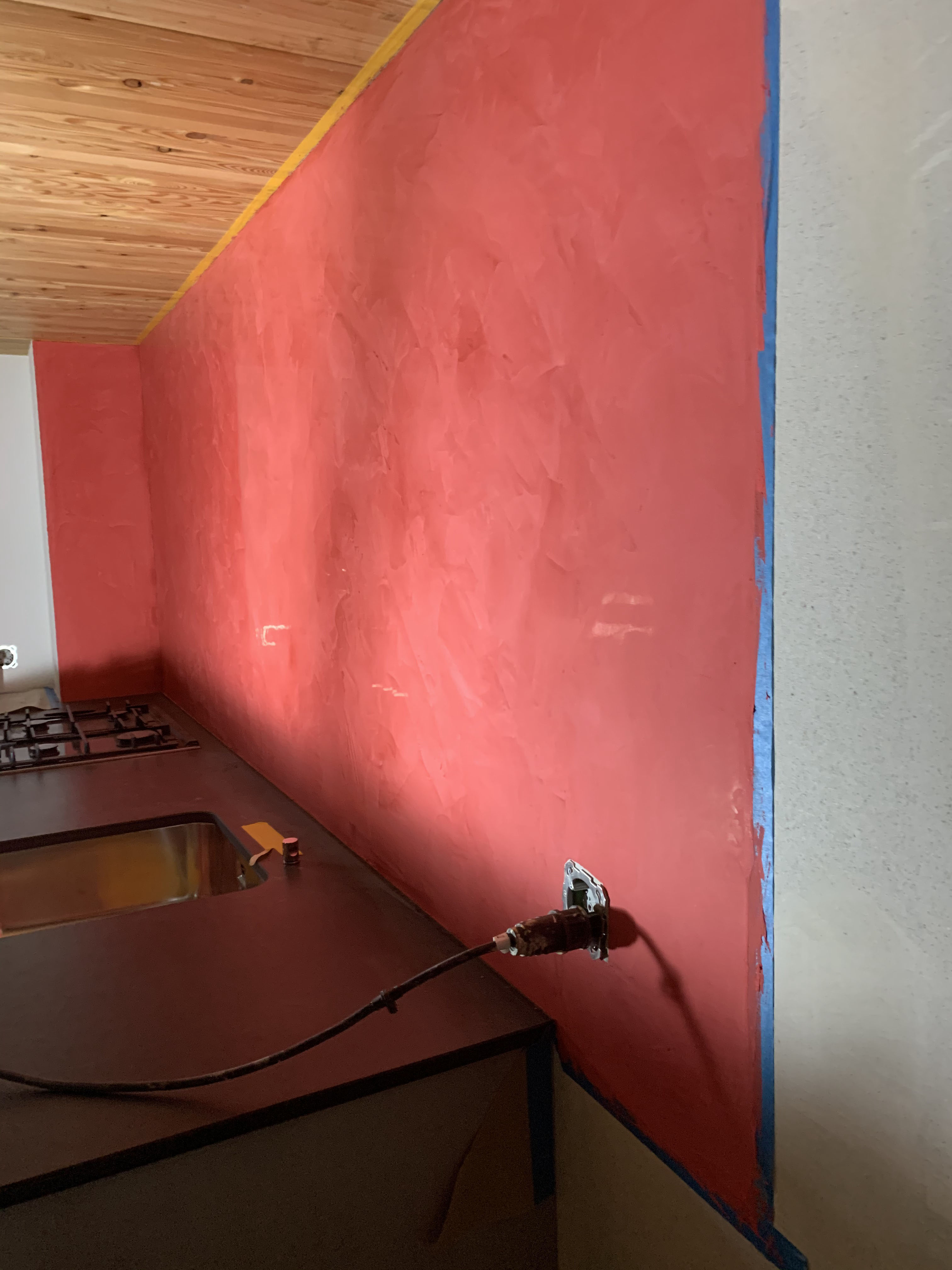 Alzata cucina in stucco veneziano in cascina di montagna