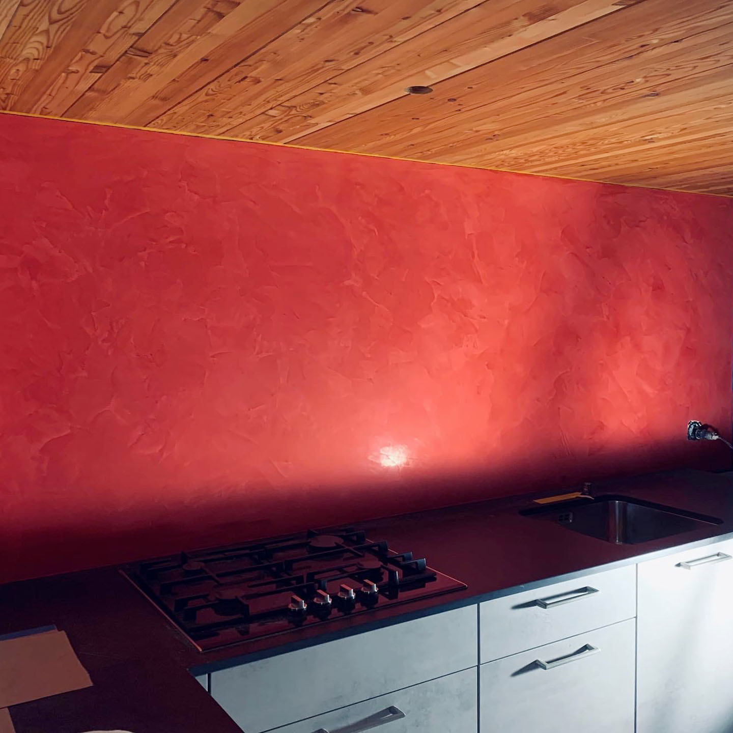 Alzata cucina in stucco veneziano in cascina di montagna