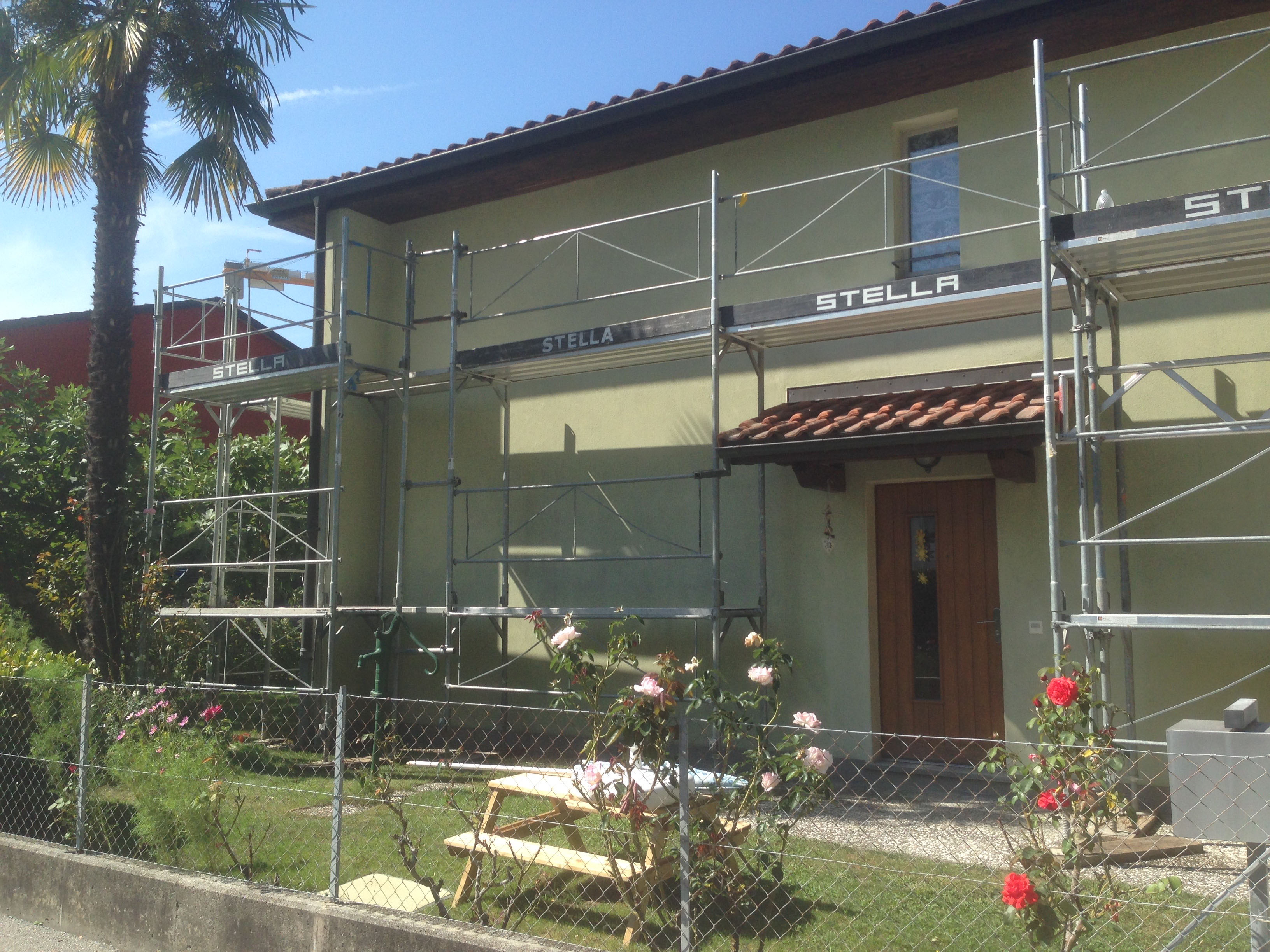 Verniciatura casa esterna a Castione