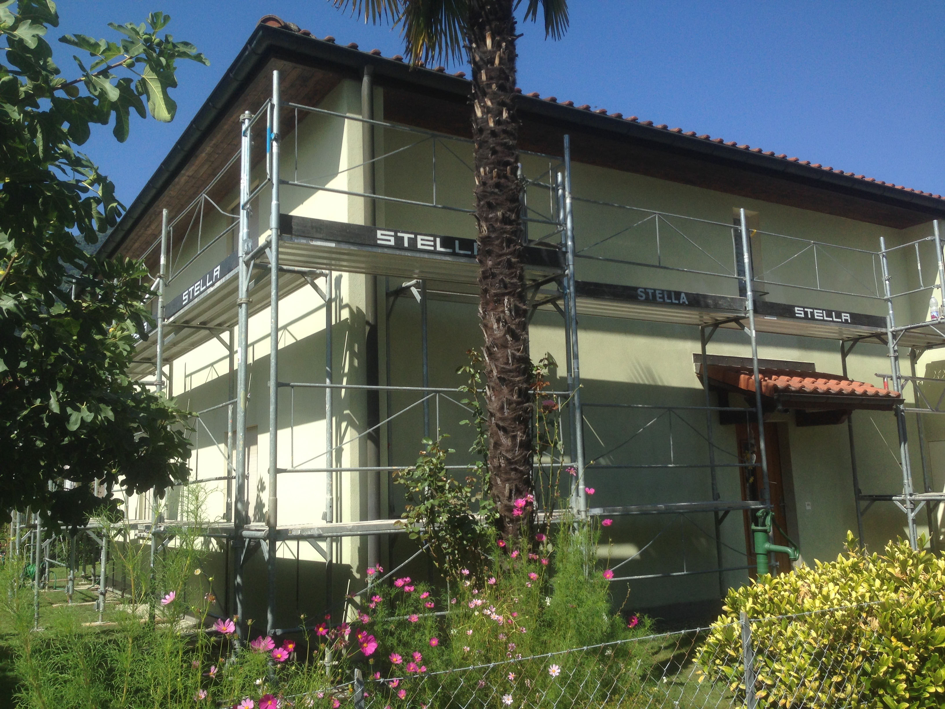 Verniciatura casa esterna a Castione