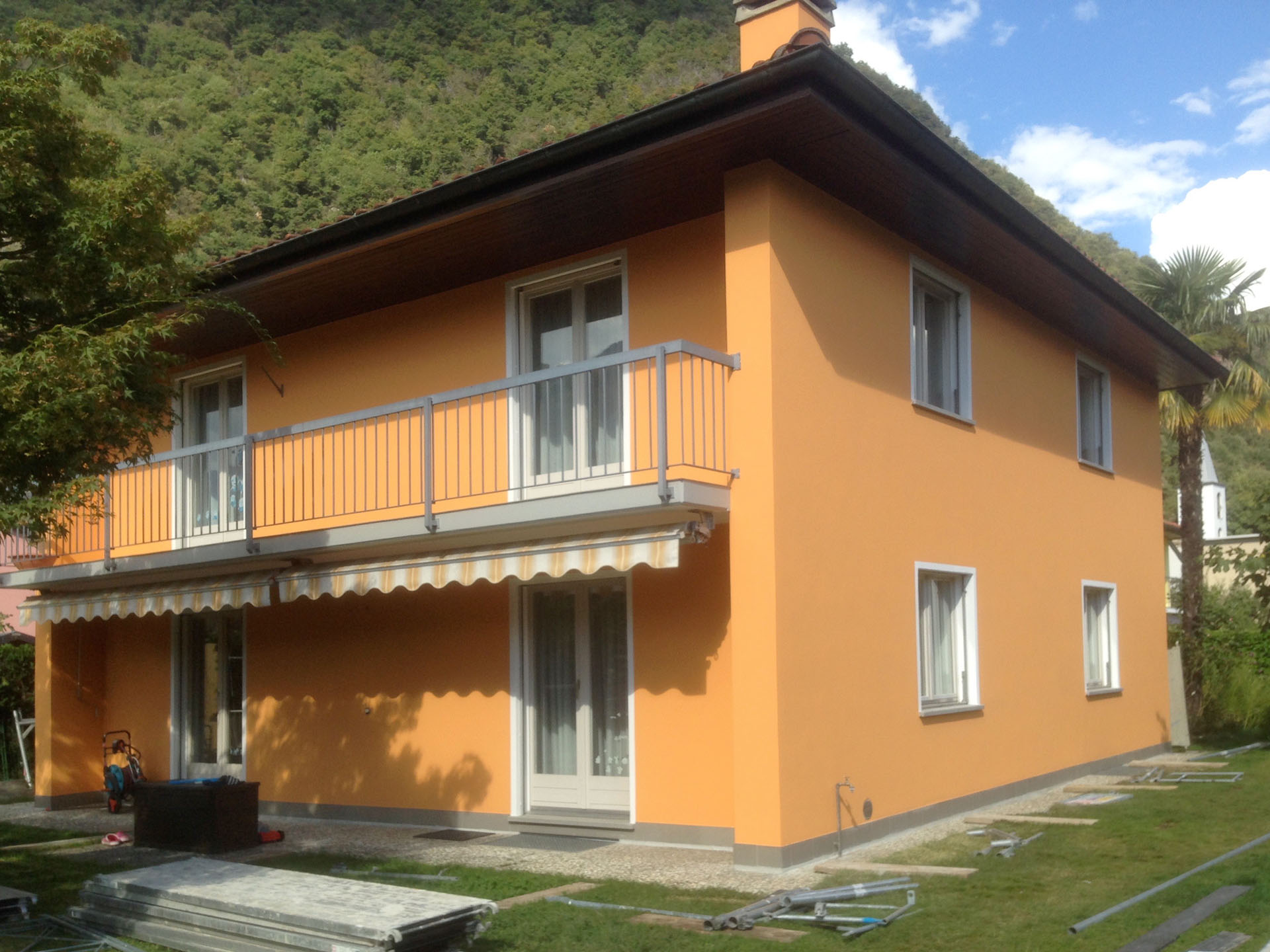 Verniciatura casa esterna a Castione